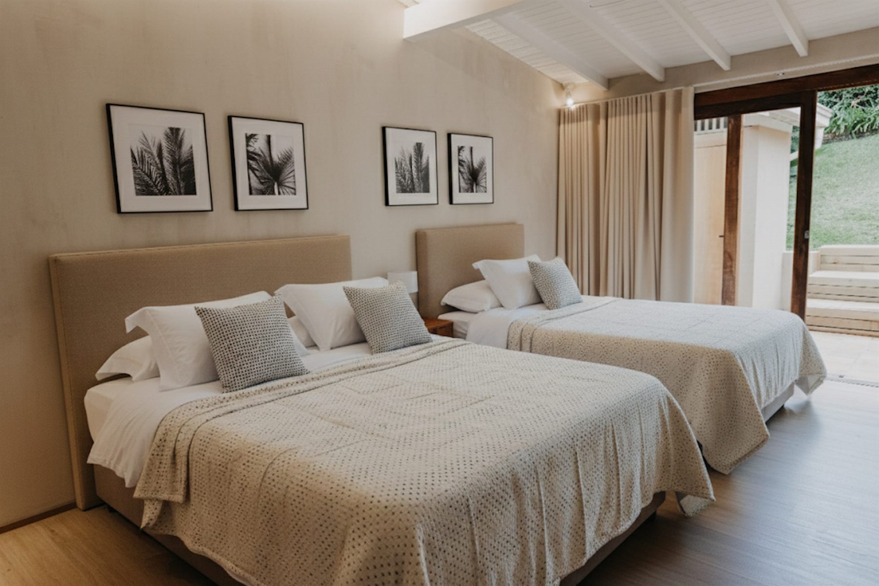 Dormitorio de Comfort con dos camas