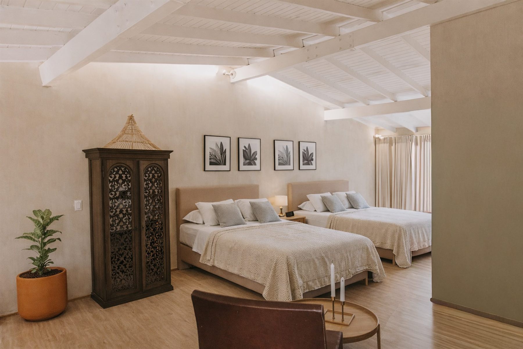 Detalle del dormitorio con las dos camas