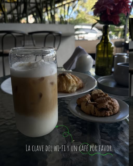 Café frío, croissant y galletas en La Finestra