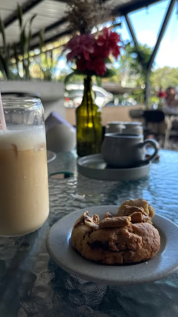 Latte helado y galleta artesanal de La Finestra