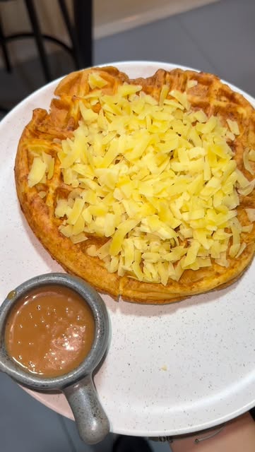 Waffle con queso y arequipe de La Finestra